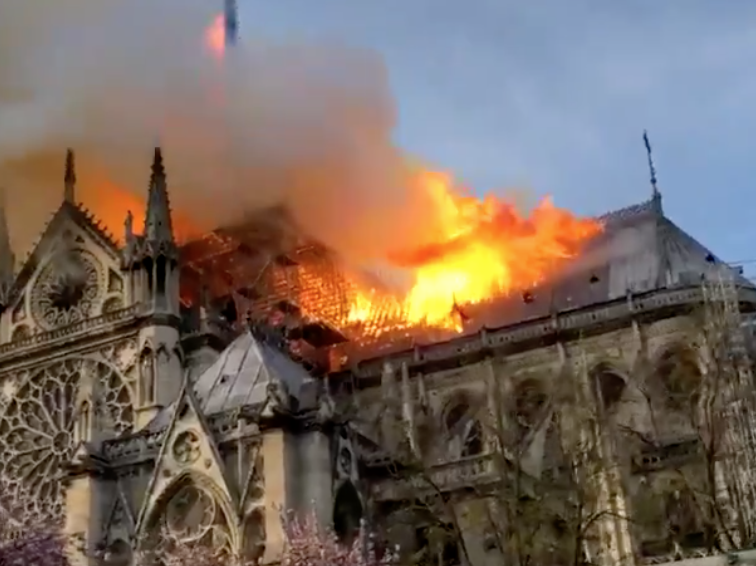 Notre Dame ablaze / Twitter