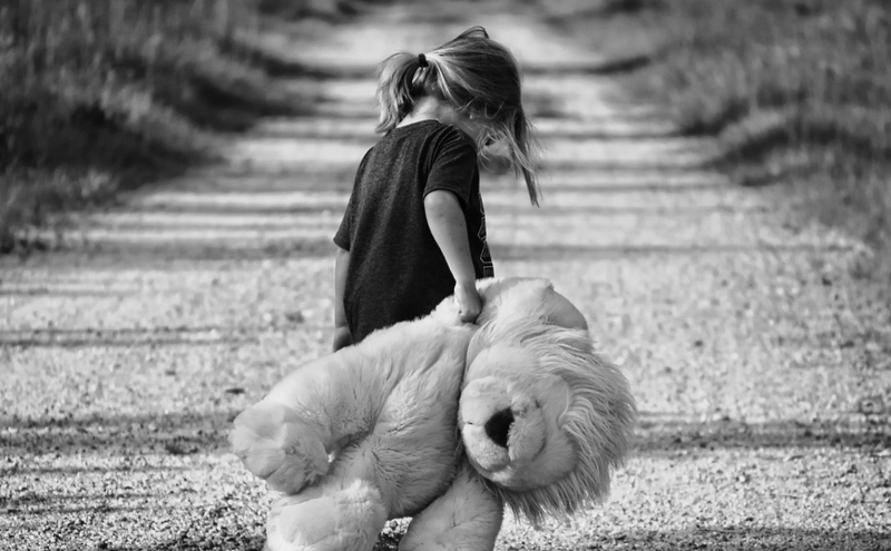 Child dragging her teddy bear / Pexels