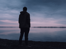 Man standing near lake / Pexels