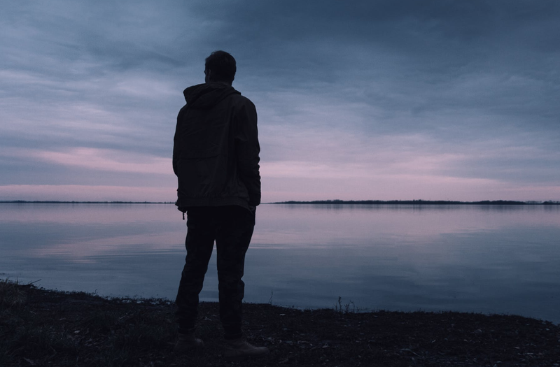 Man standing near lake / Pexels