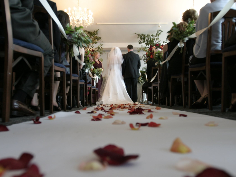 Bride and groom down the aisle / Pexels