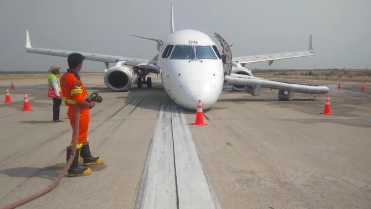 Plane lands without front wheels