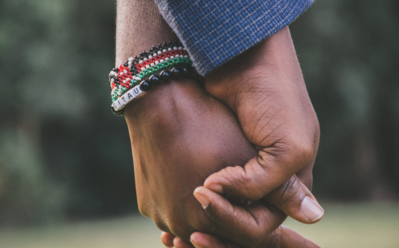 Couple holding hands / Pexels