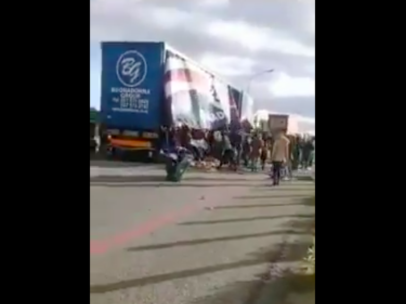 Video footage showed trucks being looted on the N1