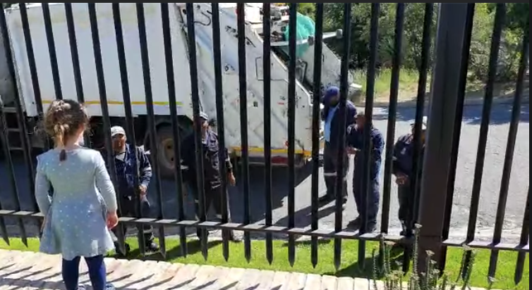 Men sing for little girl during lockdown