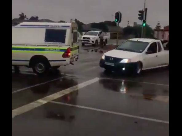 Bakkie drifting around police van