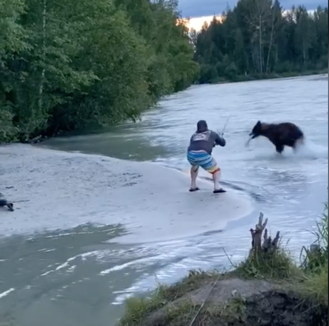 Man fights with bear over fish