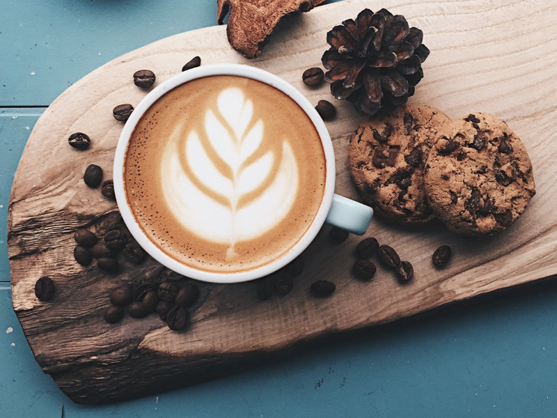 Coffee and a chocolate chip biscuit / Pexels