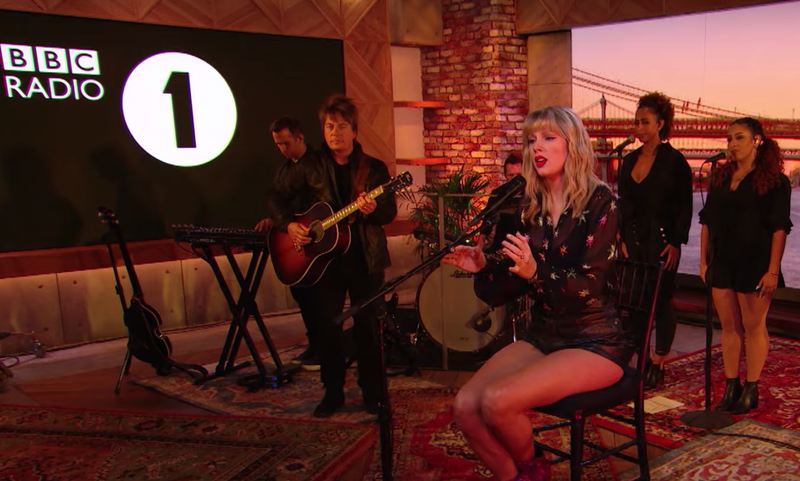 Taylor Swift Mesmerises With Phil Collins Can T Stop Loving You Cover