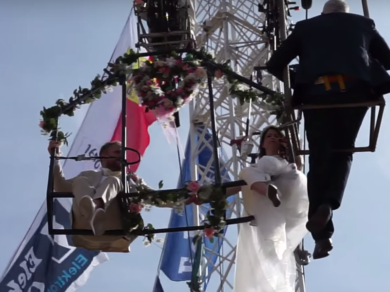 German aerial artist gets married in the sky / YouTube