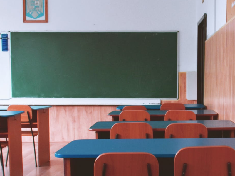 Photo of empty classroom / Pexels