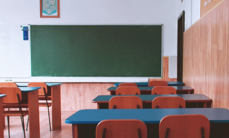 Photo of empty classroom / Pexels