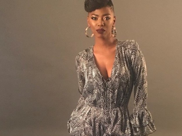 Singer Lira