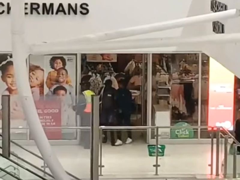 Screenshot of a robbery at Ackermans in the Atrium