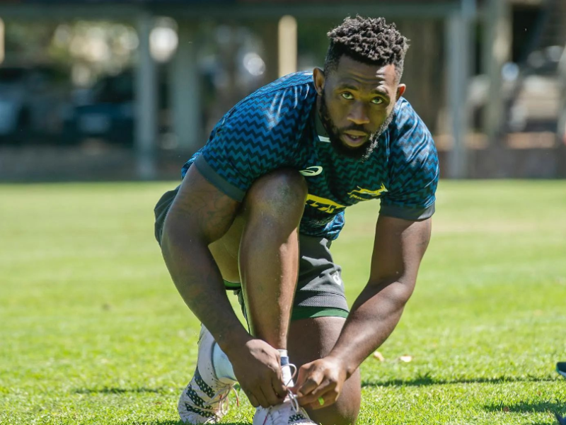Siya Kolisi at the grounds tying shoe lace