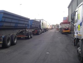 Truck congestion in Durban 4