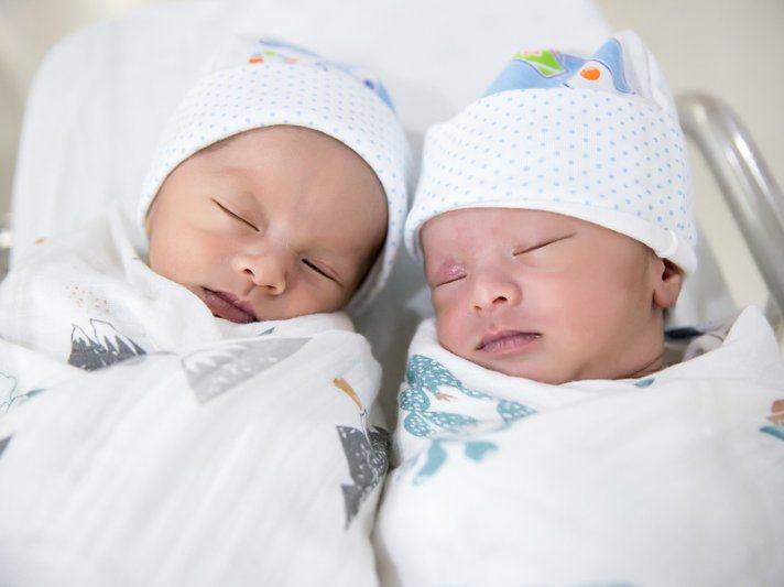 TWINS_LAYING_NEXT_TO_EACH_OTHER_IN_HOSIPTAL