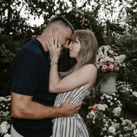 Taylor Swift and Travis Kelce holding each other