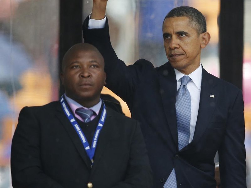 Thamsanqa-Jantjie-and-Barack-Obama-at-Mandelas-memorial-service.jpg