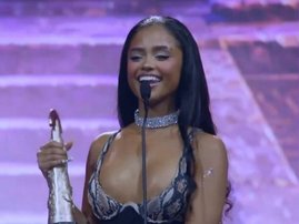 Tyla receiving an award at the 2026 SAMAs