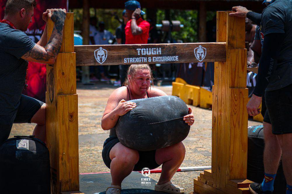 VEANE NEL STRONG WOMAN LIFTING