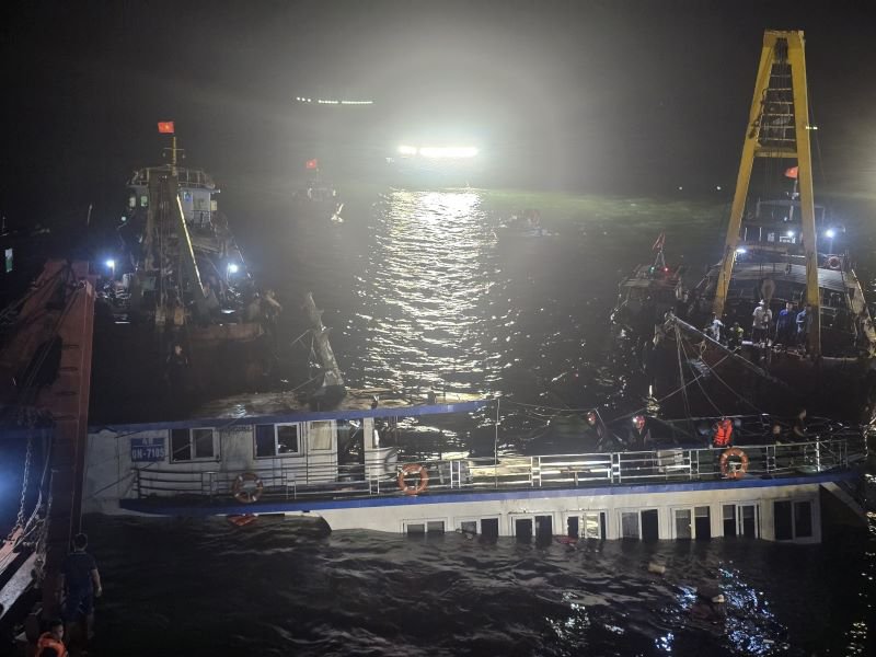 Ha Long Bay ferry capsize