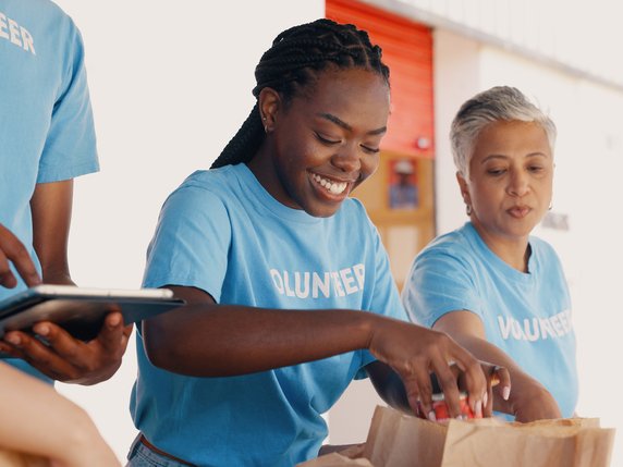 Groups of volunteering people