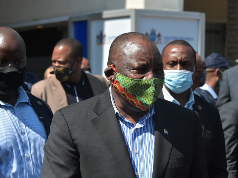 President Cryil Ramaphosa wearing a mask