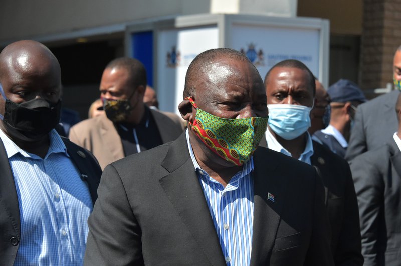 President Cryil Ramaphosa wearing a mask