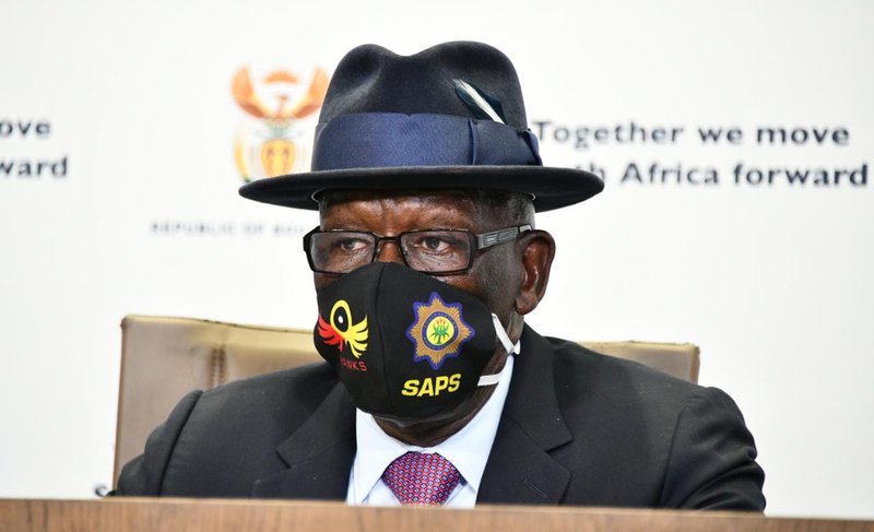 Bheki Cele wearing face mask on positive officers