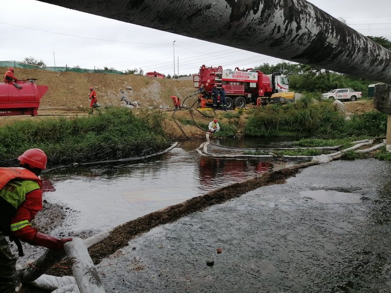 large oil spill at Umbilo River 1