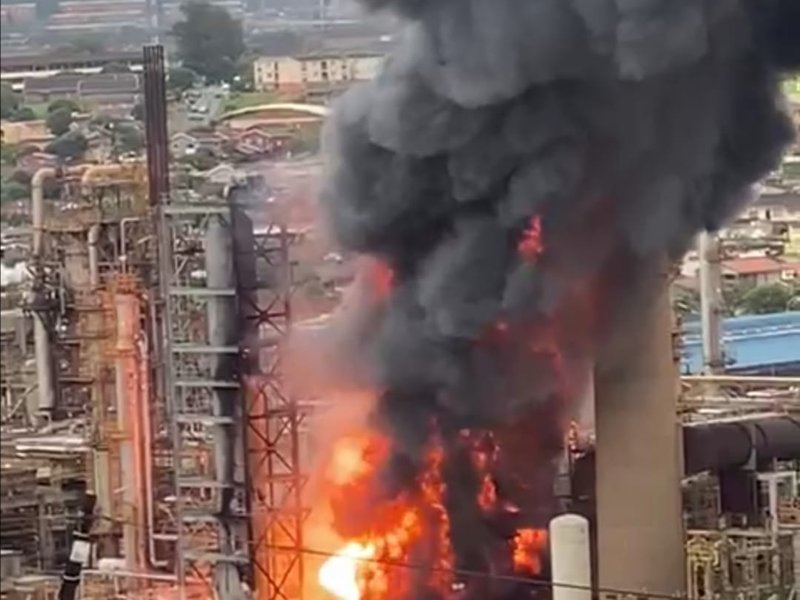 Massive refinery explosion rocks Durban surrounds
