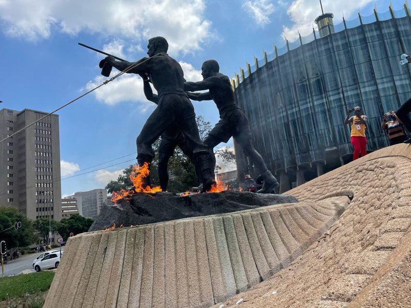 ‘This colonial statue must fall’ Wits protesters try to bring down