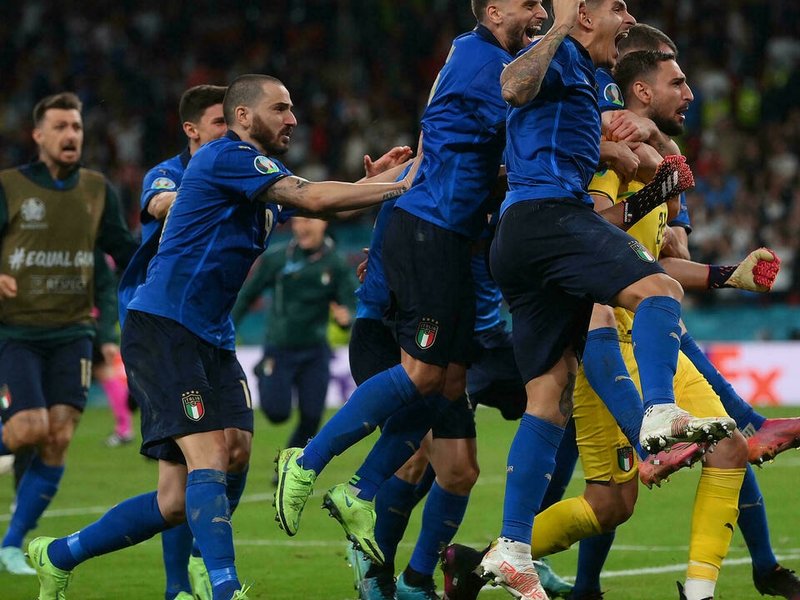 Italy celebrate winning the Euro 2020 final