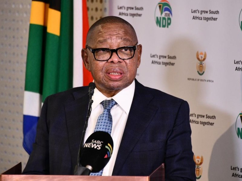 Students urged to update NSFAS app to receive allowance - Nzimande