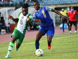Moses Simon (L) of Nigeria and Saint-cyr Ngam-Ngam (R) of the Central African Republic c