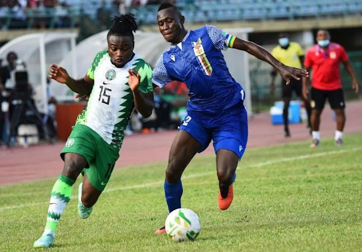 Moses Simon (L) of Nigeria and Saint-cyr Ngam-Ngam (R) of the Central African Republic c