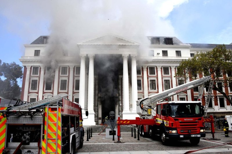 7 Firefighters battle blaze at Parliament 2 Jan 2022