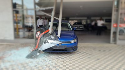 Man drives brand new car through dealership window - Vimarsana News