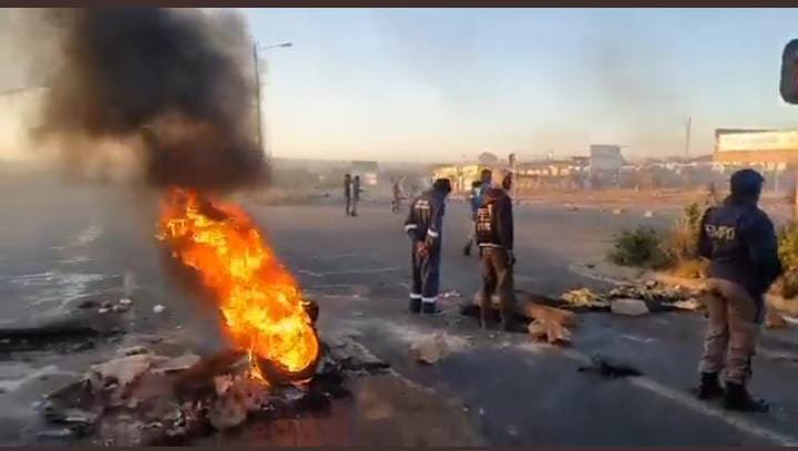 Police monitoring service delivery protest in Tembisa