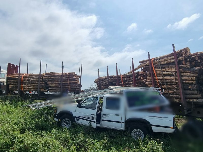 One killed after truck crashes into broken-down bakkie on N2