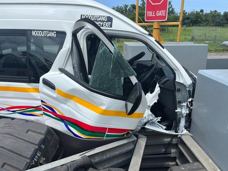 8 injured after taxi ploughs into Umvoti toll plaza