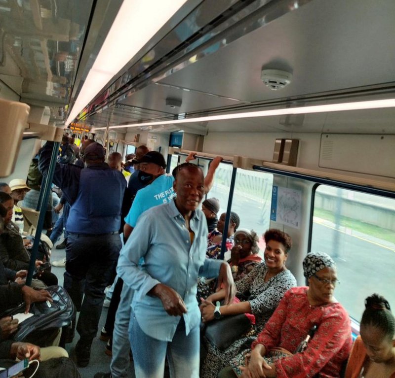 watch-cheers-as-metrorail-services-resume-between-soweto-and-joburg