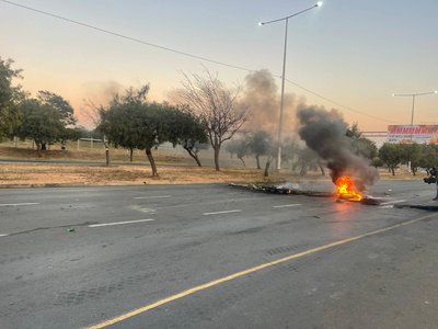 Truck looted amid Diepkloof protests - Vimarsana News