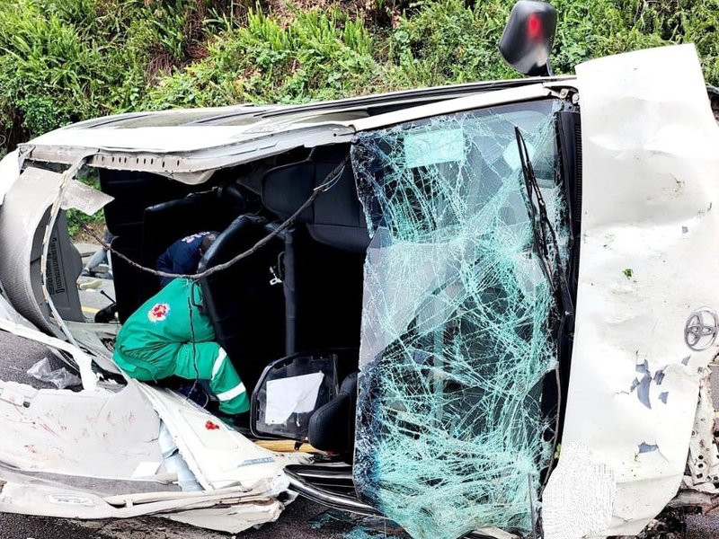 Taxi, bakkie crash on N3 Durban leaves 16 hurt