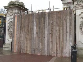 Man arrested after crashing car into Buckingham Palace gates