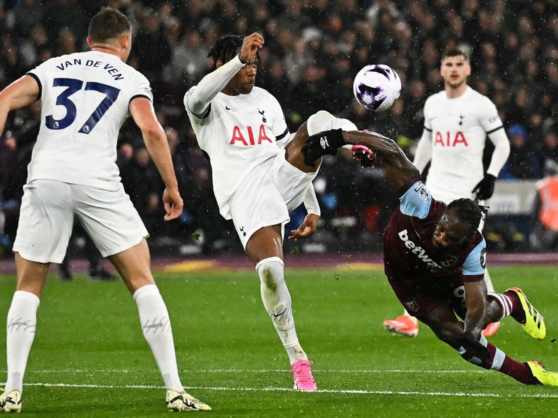 Tottenham held by West Ham, Everton hit back at Newcastle