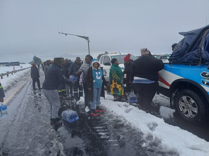 Relief teams assist thousands stuck on N3 after snow blockage