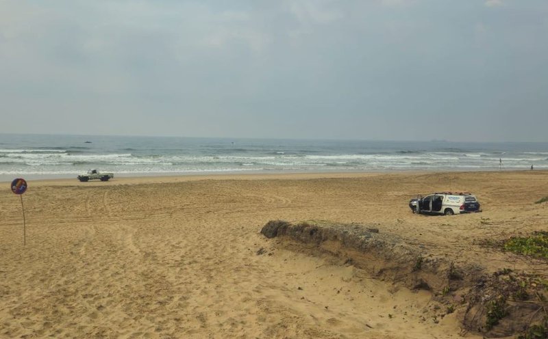 Search for pilot continues at Battery Beach
