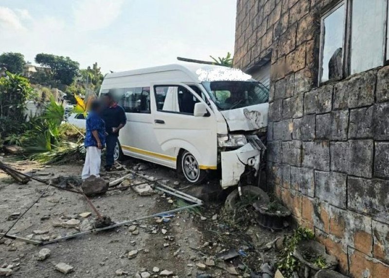 Overloaded scholar transport crashes near Chatsworth